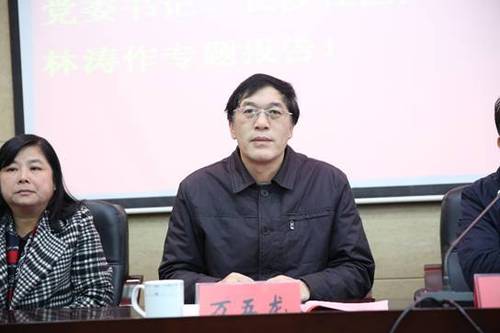 说明: C:\Users\Administrator\Desktop\新建文件夹\1201活动照片\岳阳市政协副主席、市教育体育局副局长万五龙.JPG