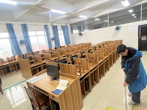 学生扫机房